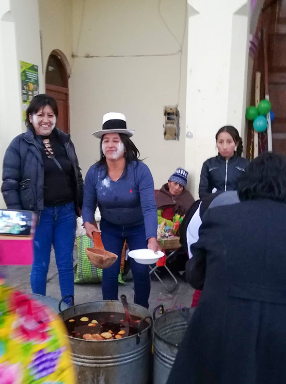 Vista panorámica de la Laguna de Paca al atardecer.