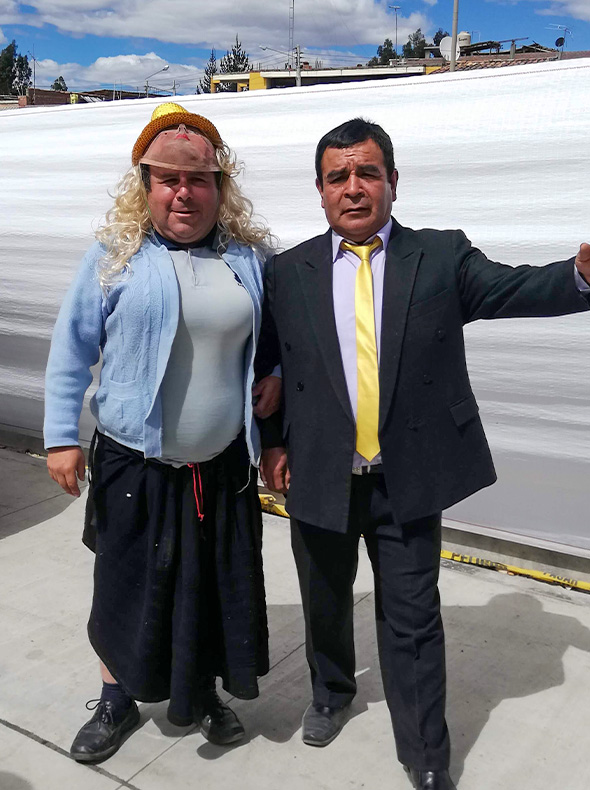 Fieles acompañando la procesión con velas.