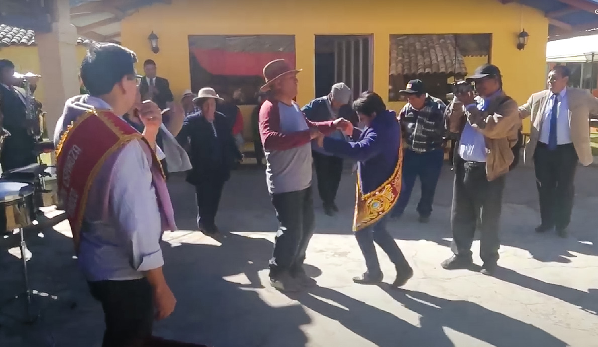 Bailantes de tunantada con trajes coloridos.