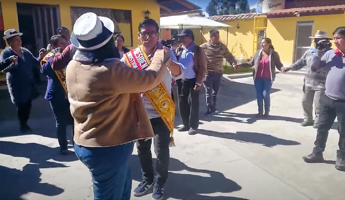 Músicos de la orquesta tocando durante la fiesta.